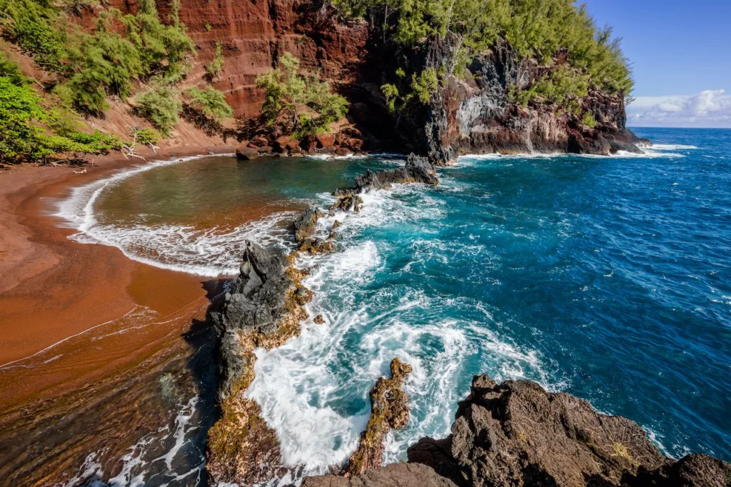 Kaihalulu Red Sand Beach, Maui, Hawái